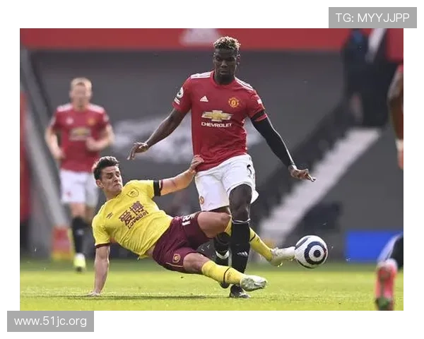 拉什福德合练无碍左膝仍戴护具 拉什福德合练无碍左膝仍戴护具